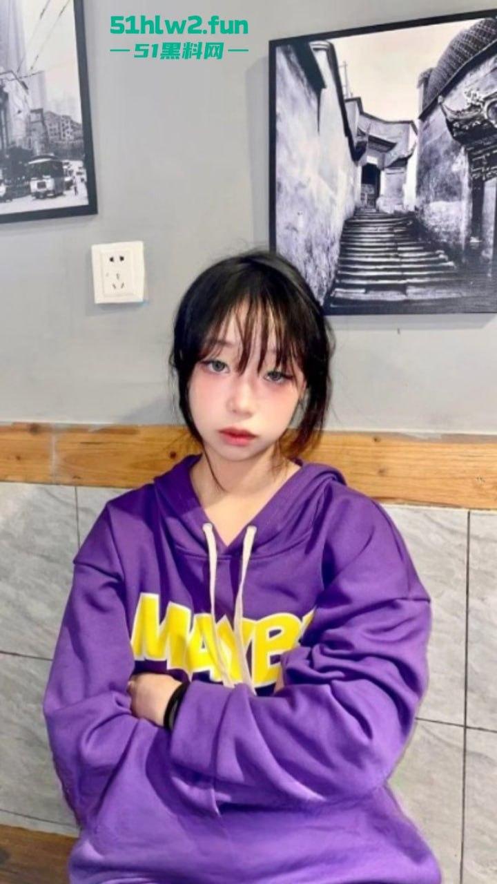 四川颜值嫩妹【李志君】04后长腿精神小妹 为了烟钱下海，向金主展现裸体稚嫩的身材太诱人了。-2