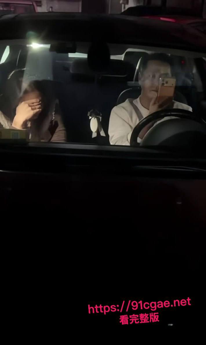 饶平出轨男被堵车上 小三吓得捂脸不敢露 他却淡定举手机全程录像 直接锁定年度最淡定渣男奖！-3