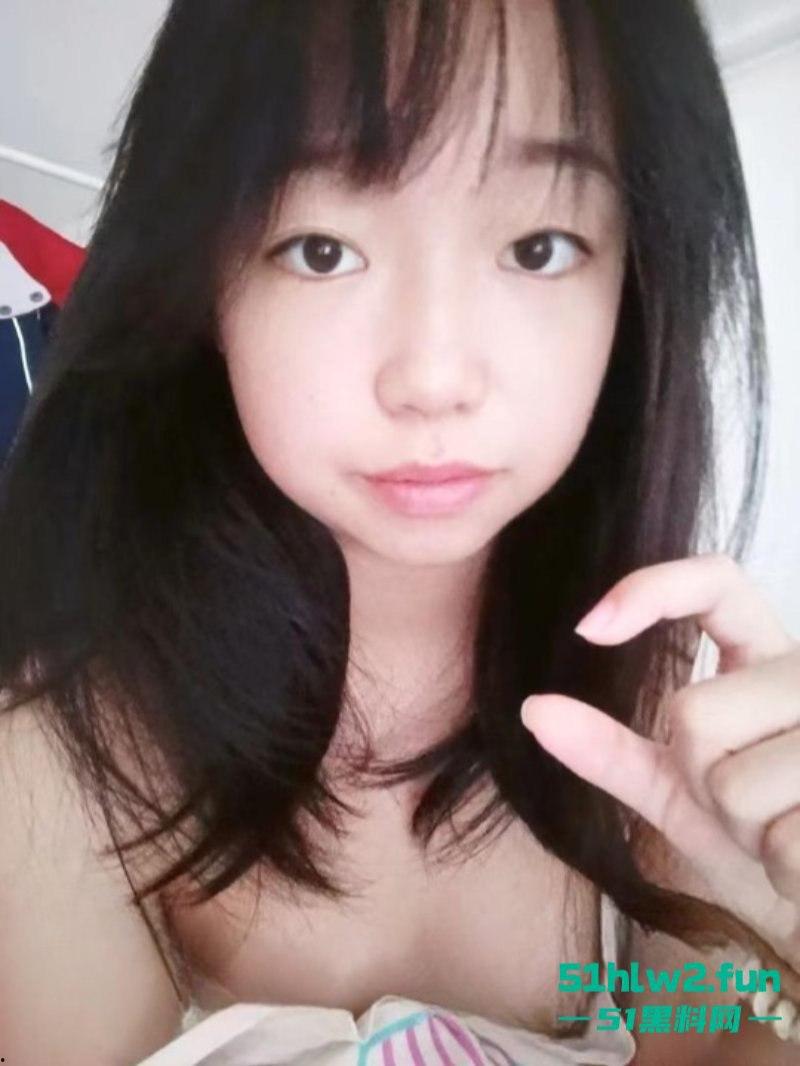 四川颜值嫩妹【李志君】04后长腿精神小妹 为了烟钱下海，向金主展现裸体稚嫩的身材太诱人了。-7