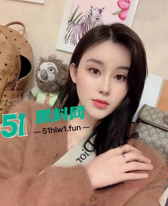 超美极品身材颜值于一体的平面模特的反差一面，背地里揉奶自慰求金主们操的一条小母狗。-2