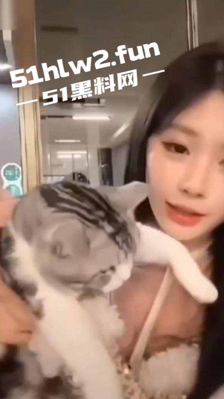 376W粉丝网红【陈佳琪】绝美颜值极品尤物，肌肤白嫩身材一流奶大臀翘腿长逆天直播间抱猫结果惨遭露点。-5