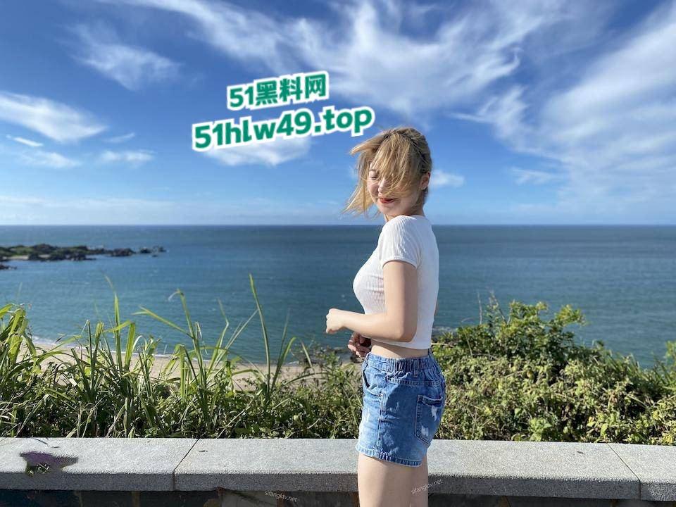 香港女同知性小姐姐【karin】凹凸有致奶大臀翘极致性感，各种大尺度私拍流出女友互舔鲍鱼视频曝光。-3