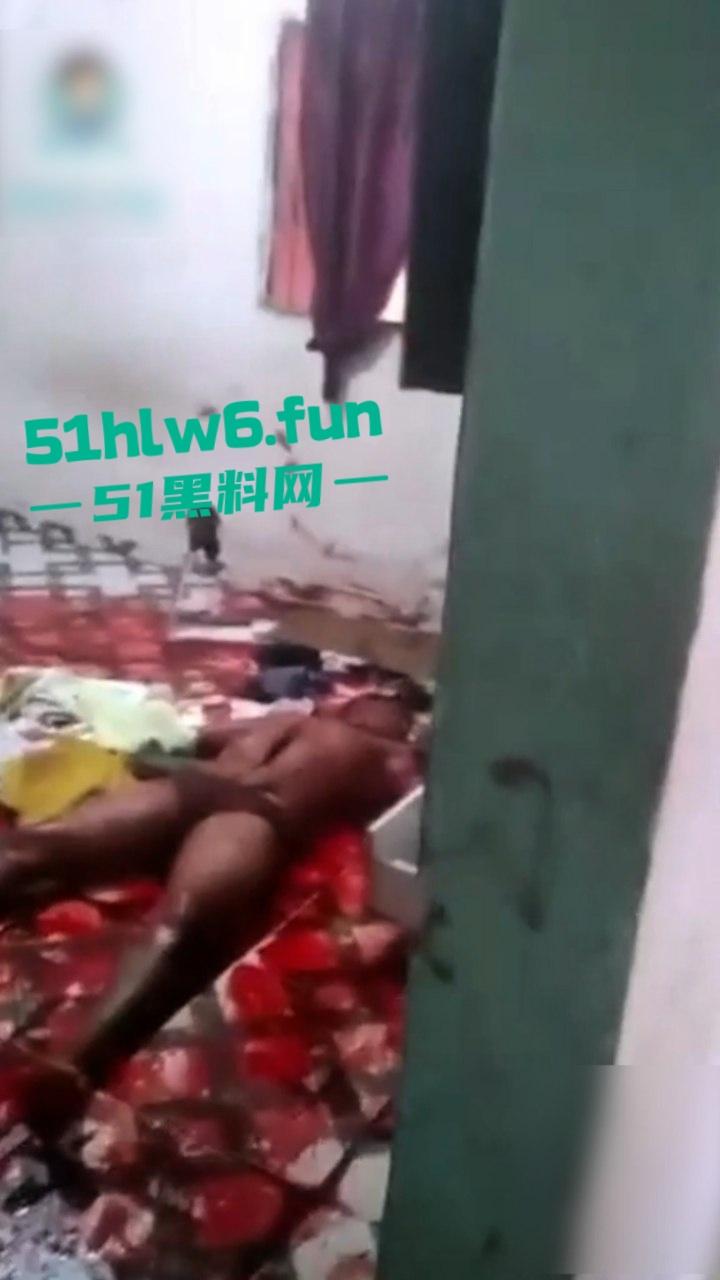 【血腥恐怖】印度三哥被妻子开膛破肚，男子为高种姓白人行为恶劣强奸妻子家人，终被妻子发现后杀害。-2