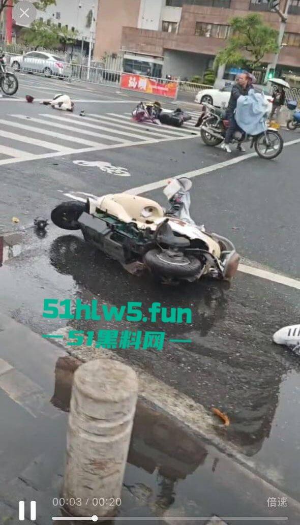 汕头金沙公园雨天路滑致小车失控撞飞数人，现场血腥场面惨不忍睹，永远不知道明天和意外谁先到来。-3