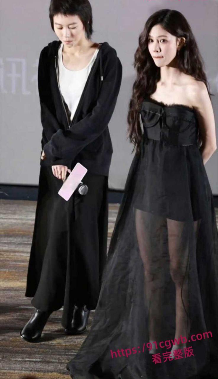 王菲女儿窦靖童被曝同性恋 与宋妍霏牵手遛狗行为亲密-12