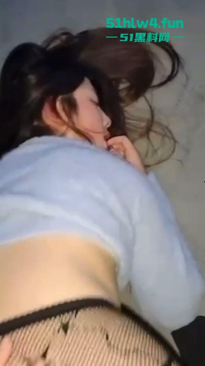 山东大学【袁梦怡】淫荡自拍遭渣男分手曝光，清纯玉女形象却私下抠逼舔鸡太反差。-5