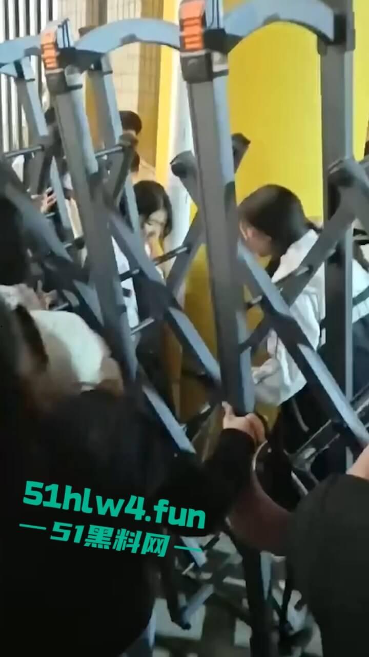 汕头二中拆门事件，林校长的规章制度到底是不是拿着鸡毛当令箭呢？引起了学生反抗情绪！-2