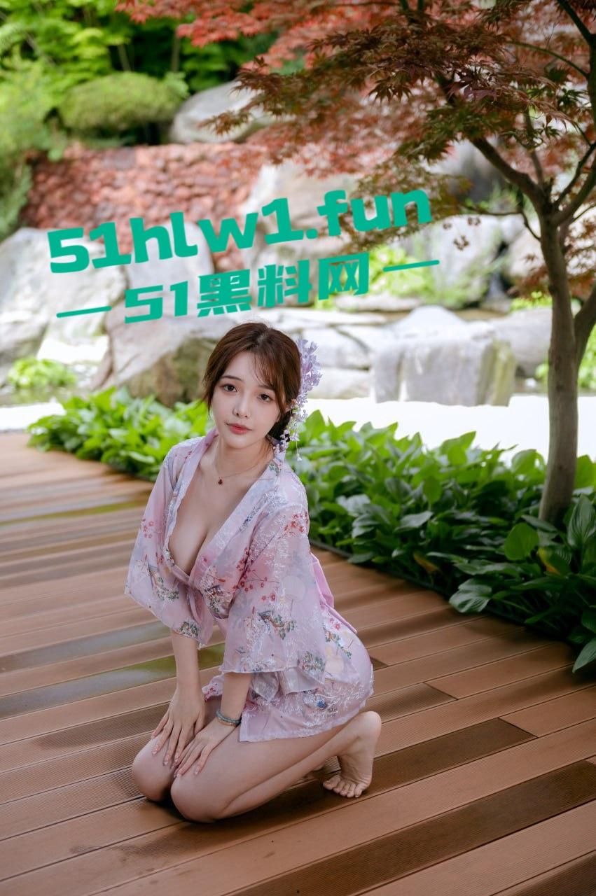 绝美颜值反差少女，雯妹不讲道理，颜值清纯身材纤细肌肤白嫩大奶肥臀 和风庭院和服风沐浴私拍流出。-2