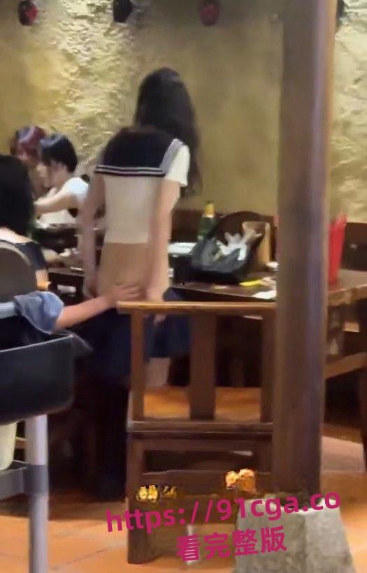 一个穿水手服女生在餐厅脱裙坐腿 醉态白花花的翘臀屁股暴露-3