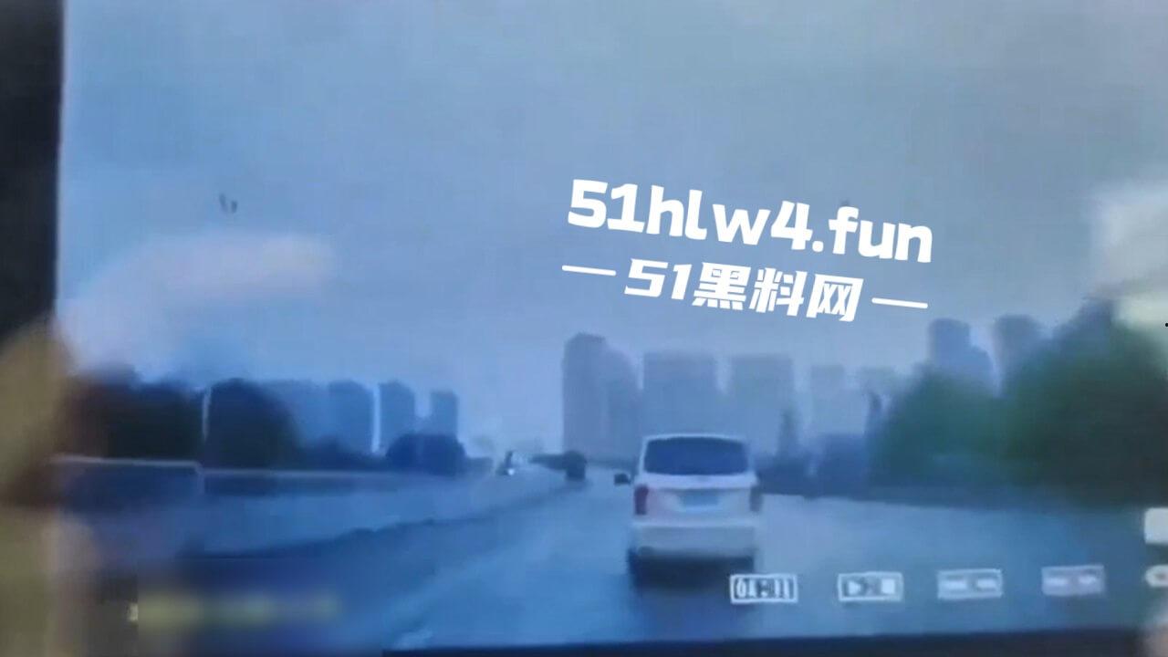 内江资中奇葩车祸五菱宏光加速超车，竟然失控出车祸俩人都变成熊猫脸，看着太搞笑了。-3