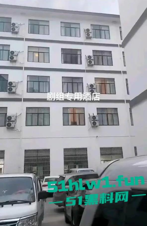 横店【玺尚酒店】逐玉剧组大瓜！三名武行轮奸一名女化妆师本来是4P淫乱闹大了变轮奸。-4