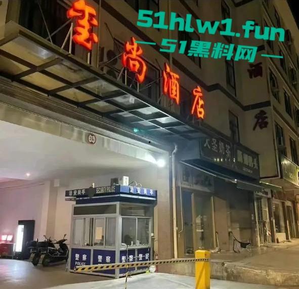 横店【玺尚酒店】逐玉剧组大瓜！三名武行轮奸一名女化妆师本来是4P淫乱闹大了变轮奸。-12