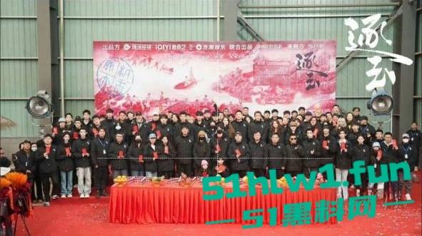 横店【玺尚酒店】逐玉剧组大瓜！三名武行轮奸一名女化妆师本来是4P淫乱闹大了变轮奸。-25