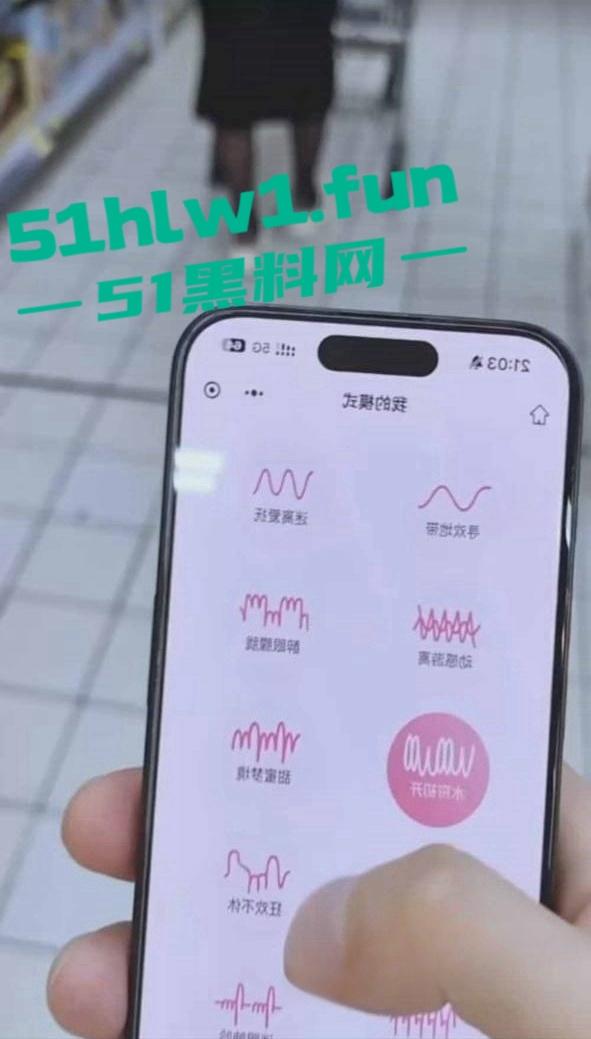 极品高颜值小仙女接受大神户外调教，塞入遥控跳蛋在超市景区大胆玩露出全程。-6