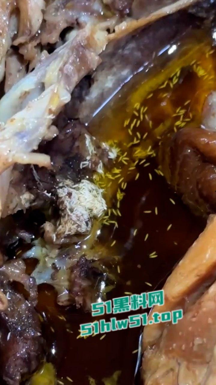 潮汕一农家乐窑鸡，鸡肉内部上爬满蛆虫密密麻麻超级恶心，场面令人作呕吃出人生阴影！-7
