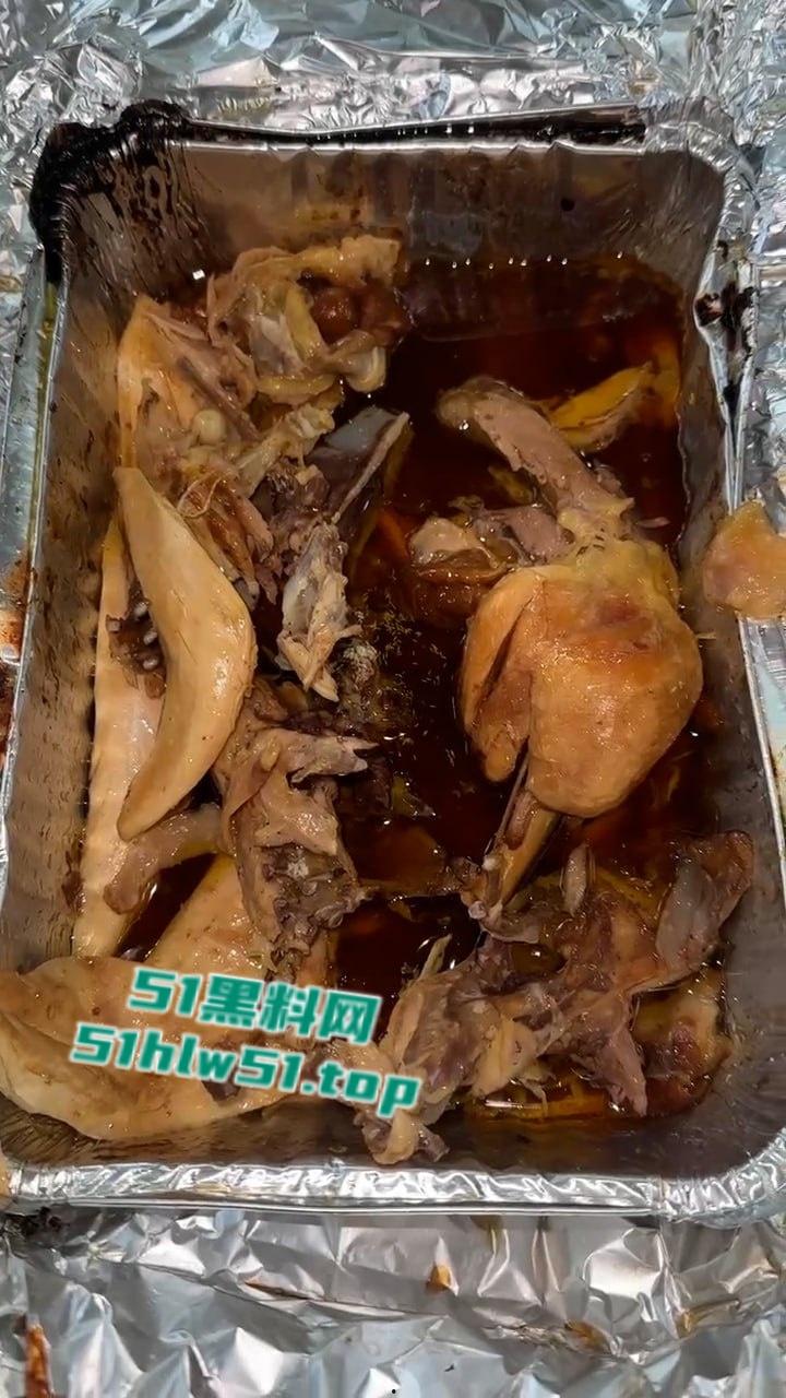 潮汕一农家乐窑鸡，鸡肉内部上爬满蛆虫密密麻麻超级恶心，场面令人作呕吃出人生阴影！-8