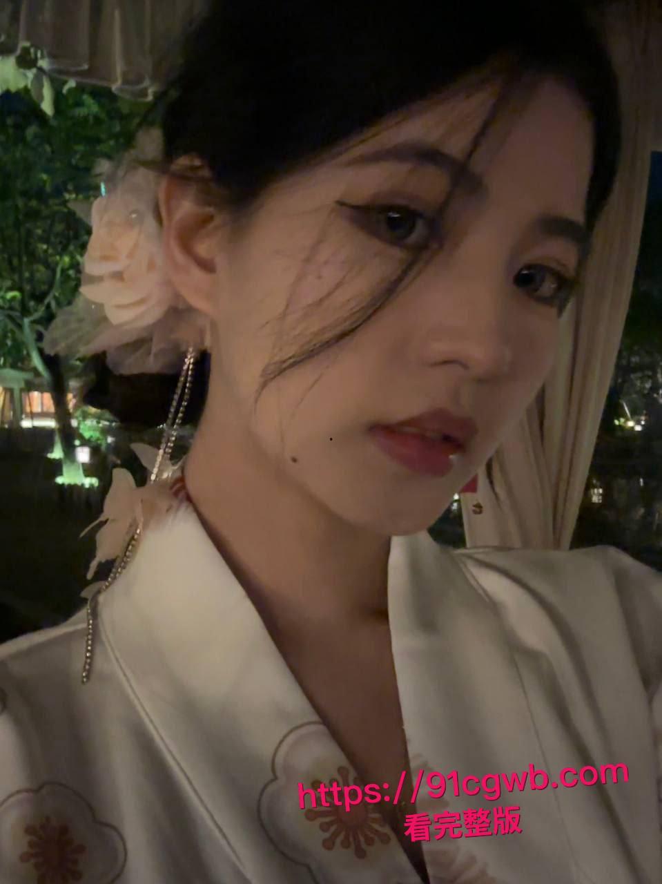 高颜值美女和男友酒店开房视频流出：高冷脸却主动口交男友大鸡巴，背身骑乘屁眼插上狗尾巴反差拉满-2