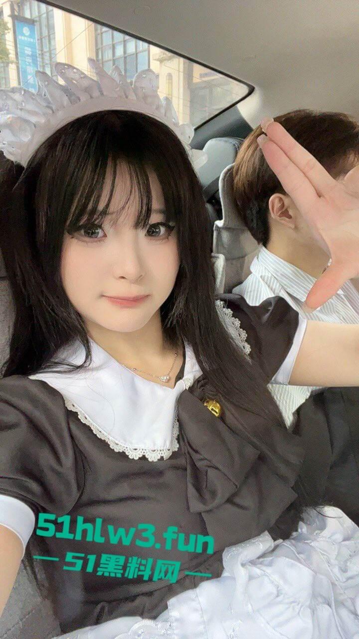 推特网红福利【姬洛宝】cos圈有名的骚鸡，颜值甜美身材性感自慰粉嫩小穴，玩的淫水直流。-1