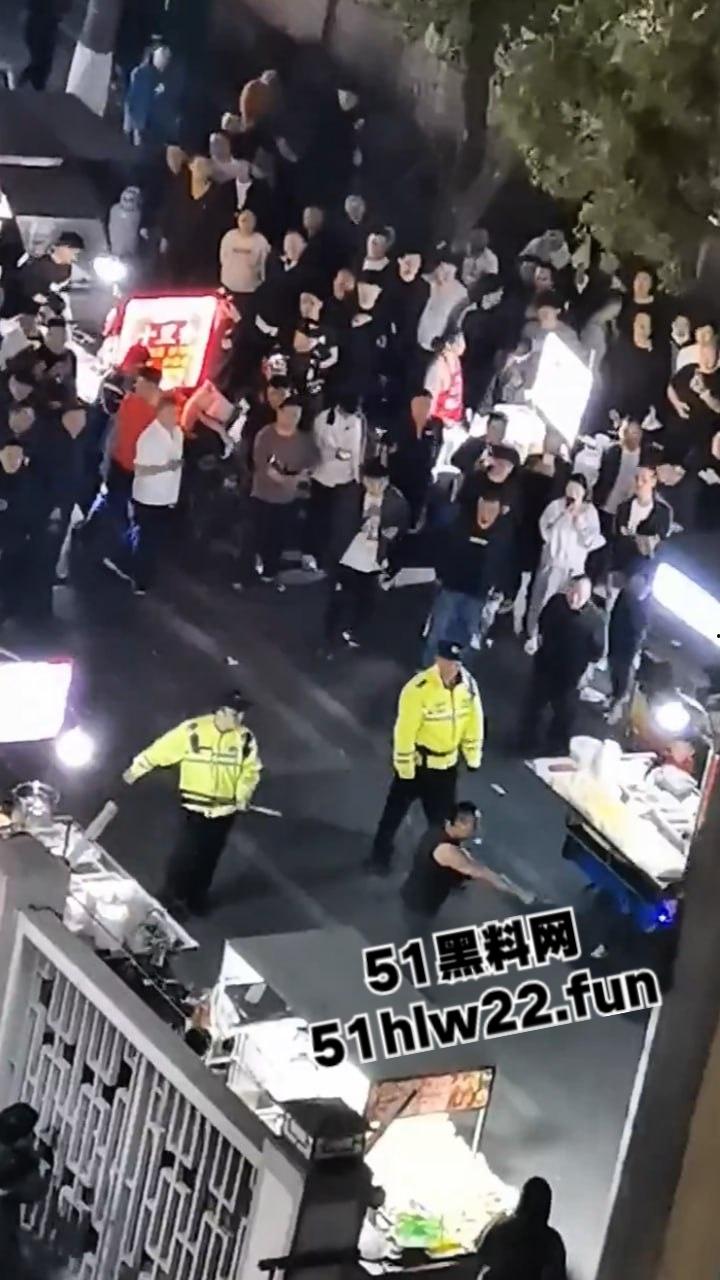 苏州中华园一名男子在闹市区持刀，街头晃悠被警察现场处置以寻衅滋事罪起诉。-7