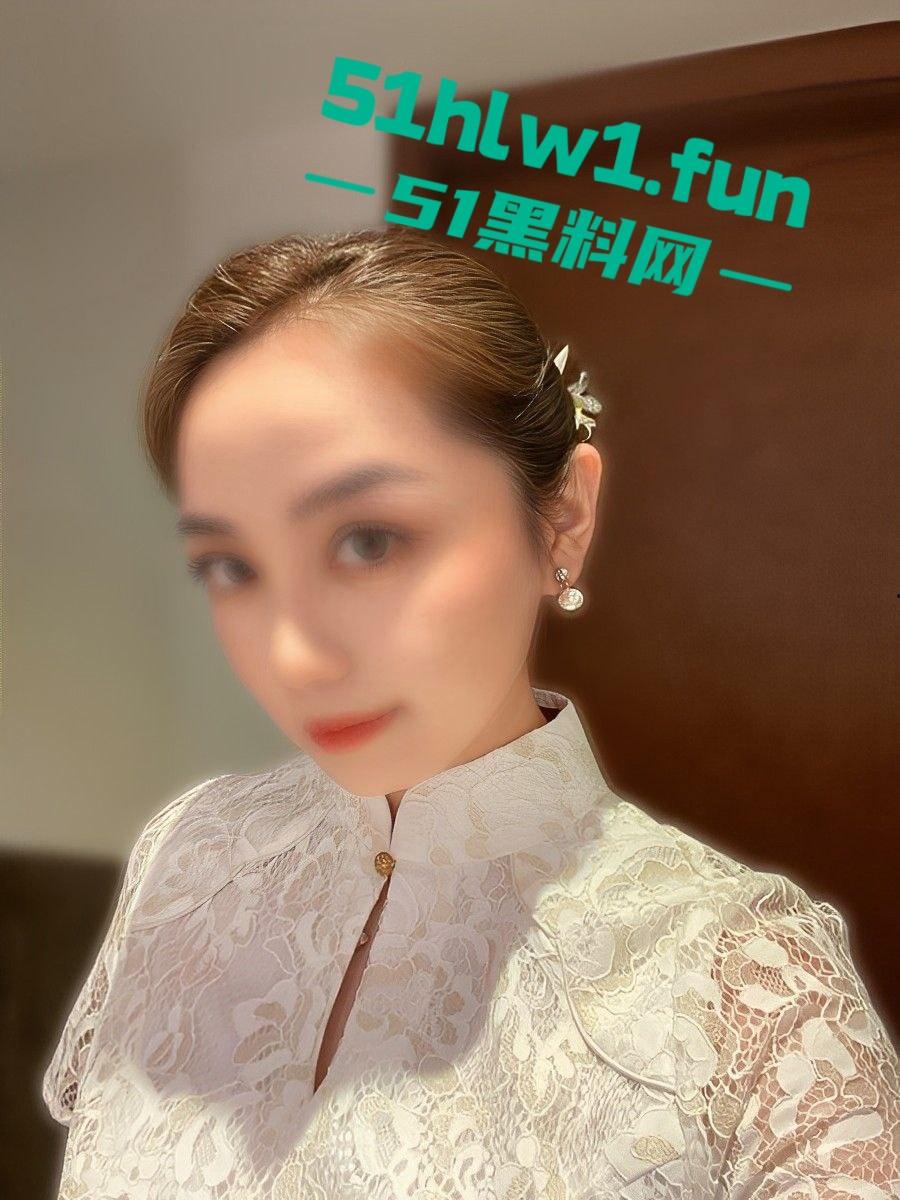 上海少妇【李丹】家里没人就喊人来操，最爱后入啪啪和户外露出，家里没人就成了开放日，这骚货谁能开的了？-12