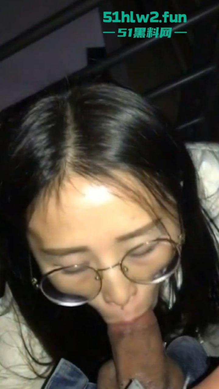 一根黑屌睡了100多个孩子妈，广州天河区贵族幼儿园黑人外教多段操白逼视频外网曝光。-7