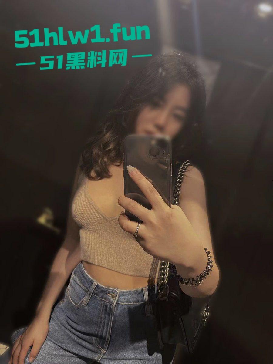 上海少妇【李丹】家里没人就喊人来操，最爱后入啪啪和户外露出，家里没人就成了开放日，这骚货谁能开的了？-16