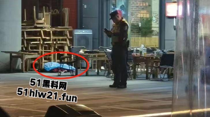 深圳龙华壹方城守财奴夫妇拖欠工资不给钱，逼疯老实人双刀抡砍跟剁肉一样无情送两人升天！-9