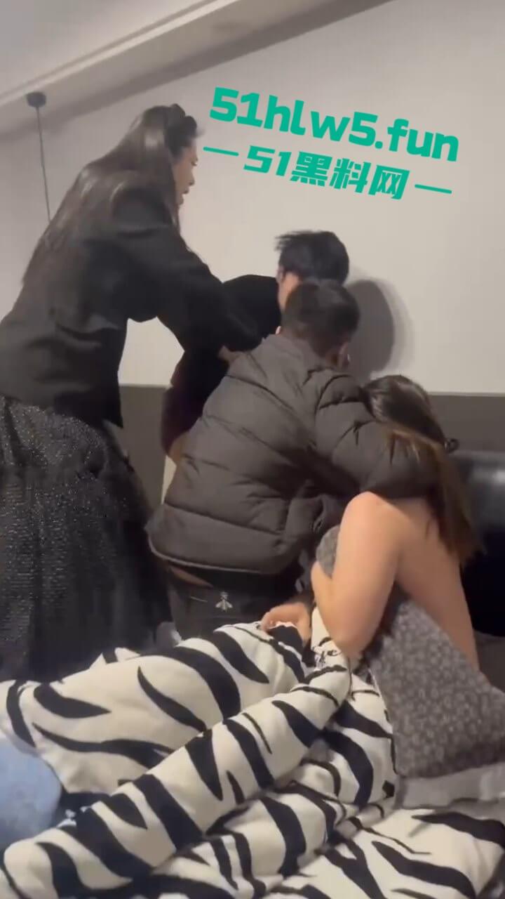 苍南县捉奸现场，男子出轨骚逼幼师，其老婆跟踪到现场叫来小三老公一起捉奸，现场炸裂惨不忍睹。-6