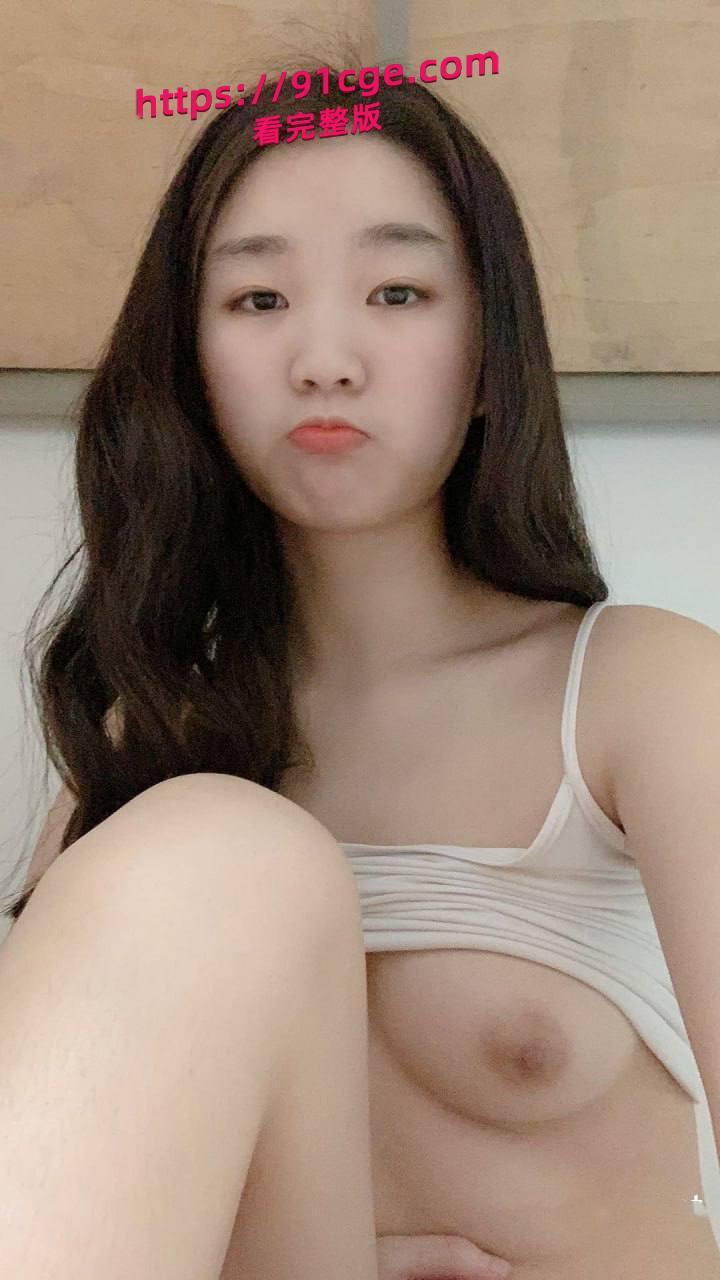 邻家反差乖乖女,长相甜美清纯，皮肤白嫩身材娇小可人，尽显学生妹气质。 渣男分手求和遭拒 ,怒而被曝光她的不雅自拍-3