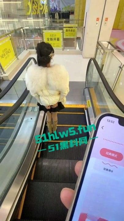 家有娇妻【4】性奴露脸原创，这么贱的⼥⼈出租⻋上给逼⾥塞跳蛋还逛商场 主动要求吞精。-2