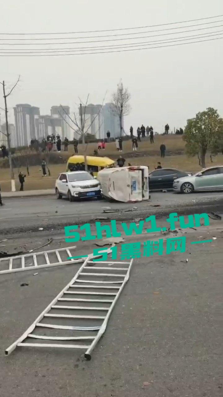 四川巴中恩阳区，发生12车相撞事故，造成5死一伤，现场画面流出，多家医院发声，细节信息量大。-3