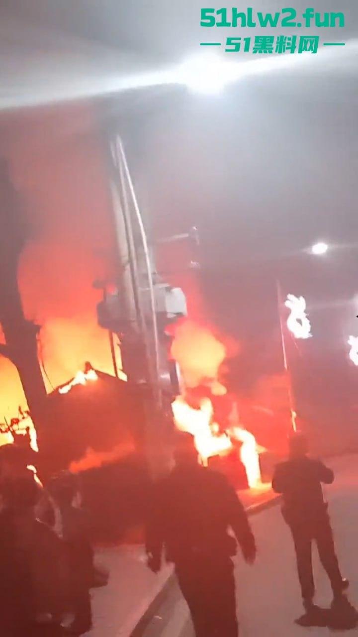 凤凰古城一民宿深夜起火，游客穿睡衣跳窗逃生现场火灾视频流出，弄的差点人就没了！-3