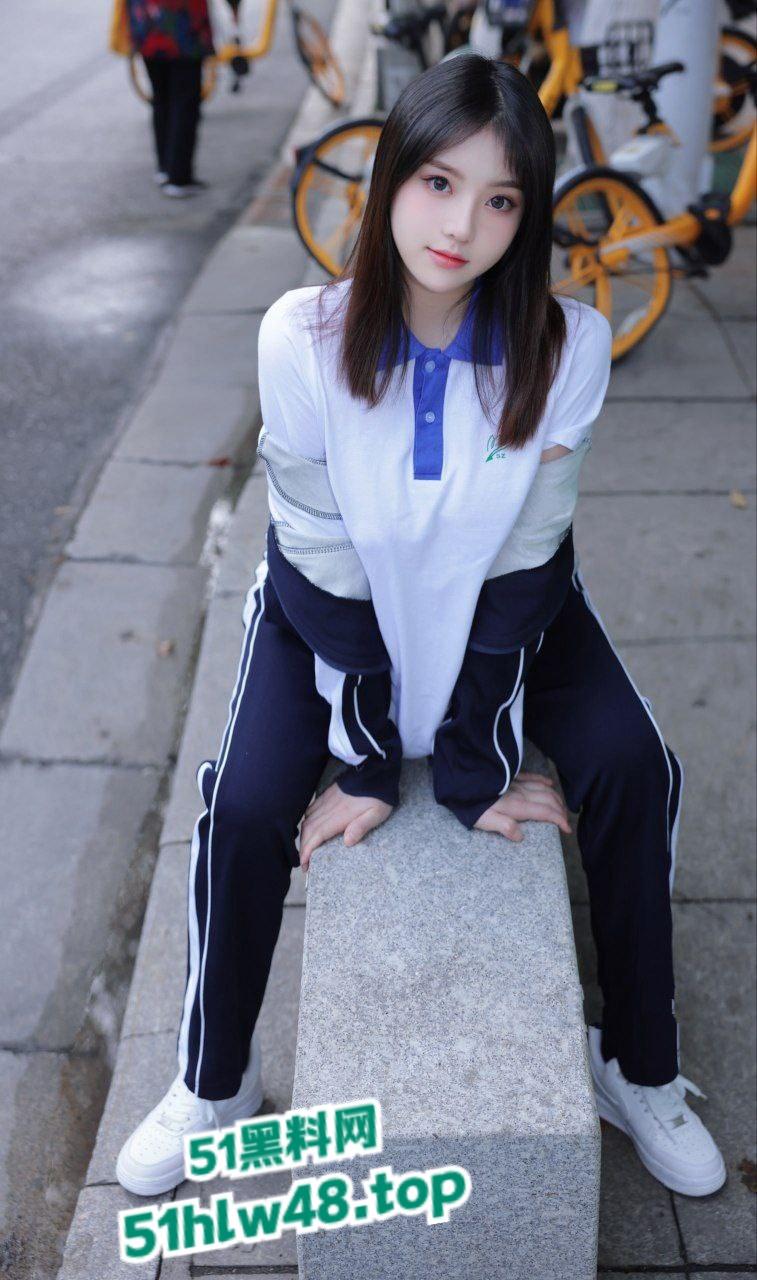 美女模特【豆瓣酱】学妹制服搭配公交车场景，户外大秀完美酮体和白嫩巨乳，性感大尺度写真流出。-6