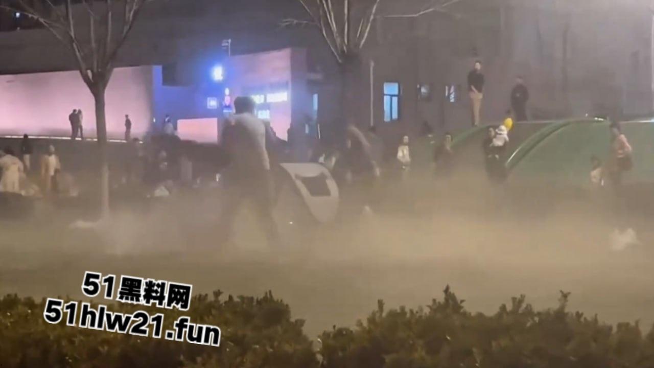 河北石家庄捅人事件，因孩子起争执叫人殴打对方，结果来人直接掏刀捅人现场视频流出。-1