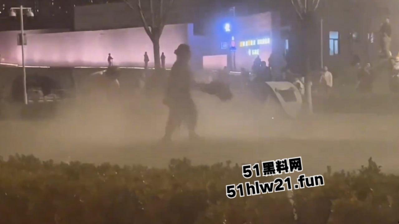 河北石家庄捅人事件，因孩子起争执叫人殴打对方，结果来人直接掏刀捅人现场视频流出。-3