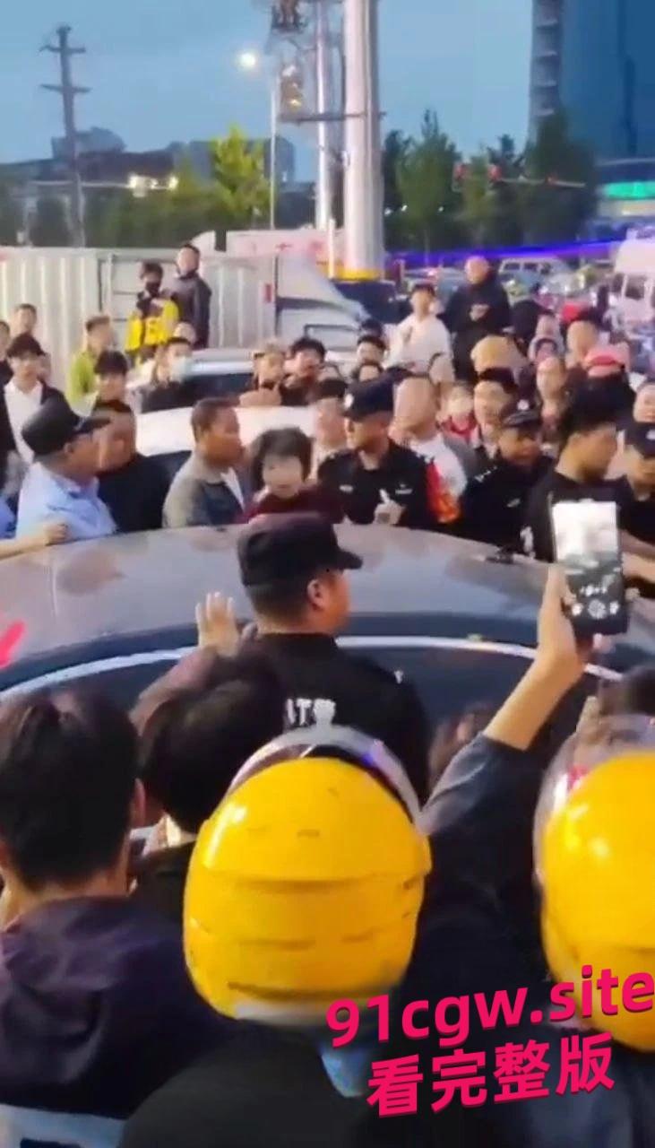 唐山迁安领导与小三南市场车震被原配抓包，警力保护小三撤离！#抓小三#出轨#车震-4