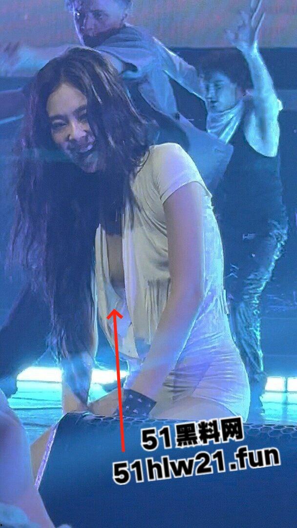 韩国女团舞台走光事件，Blackpink成员【jennie】演唱会乳头走光，这大奶子看着太诱人，这可是赤裸裸勾引财阀大佬！-2