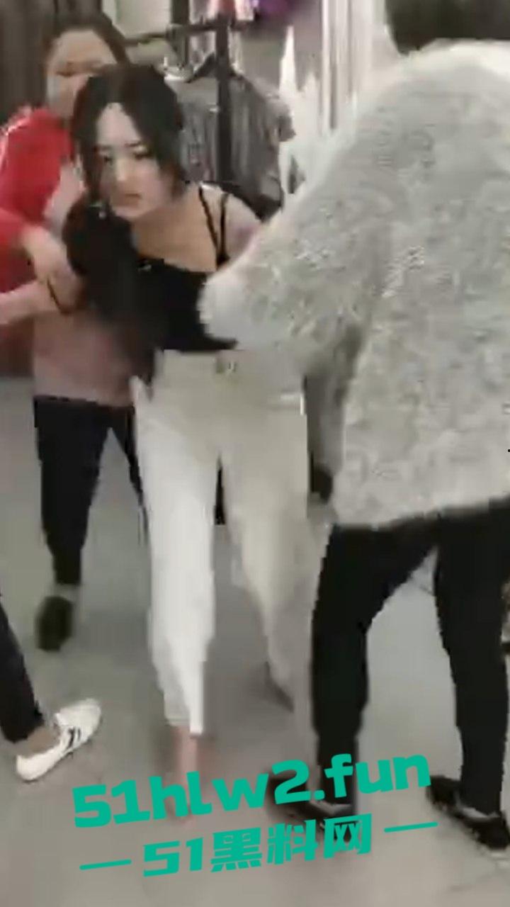 河南服装店长当小三，被原配带姐妹围堵当众扒光衣服，拿出剪刀剪头发颜值身材相当奈斯啊。-6