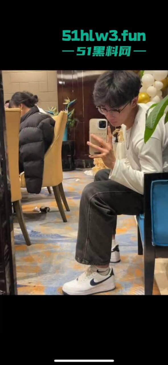 辽油三高学生【王庸昊】与女同学在酒吧现场doi被拍，桌底吃鸡上位骑乘刺激爆棚。-5