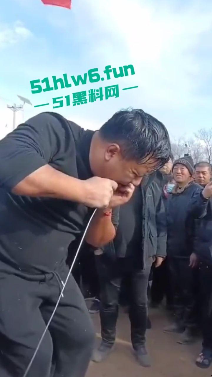 辽宁营口大石桥低俗表演现场实拍，各种钢针穿刺，铁链穿肉拉伸玩的真够变态的啊。-4