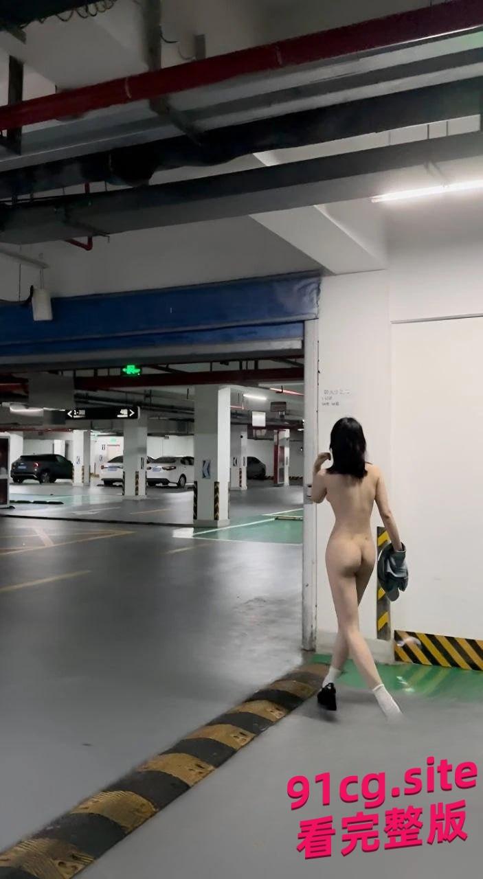 超美模特福利姬“某不知名兔”街头露出！ 紧张刺激的露出挑战 #露出#福利姬“#模特-6