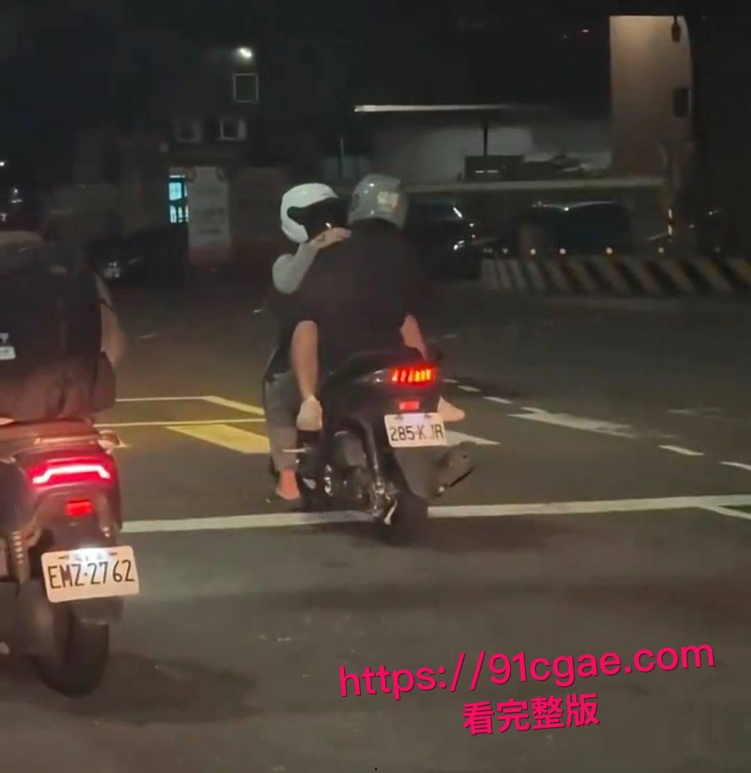 街头激情上演摩托便当大战 女子反坐飙车臀部猛顶男骑士鸡巴 全过程偷拍视频疯传-3