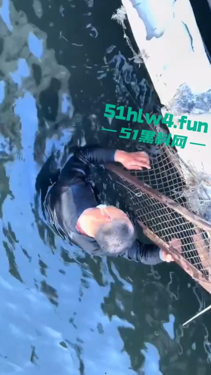 山东临沂跳桥事件，男子因分手想不开跳河自杀被英勇大叔救下，大叔跳下去那一刻真帅。-4