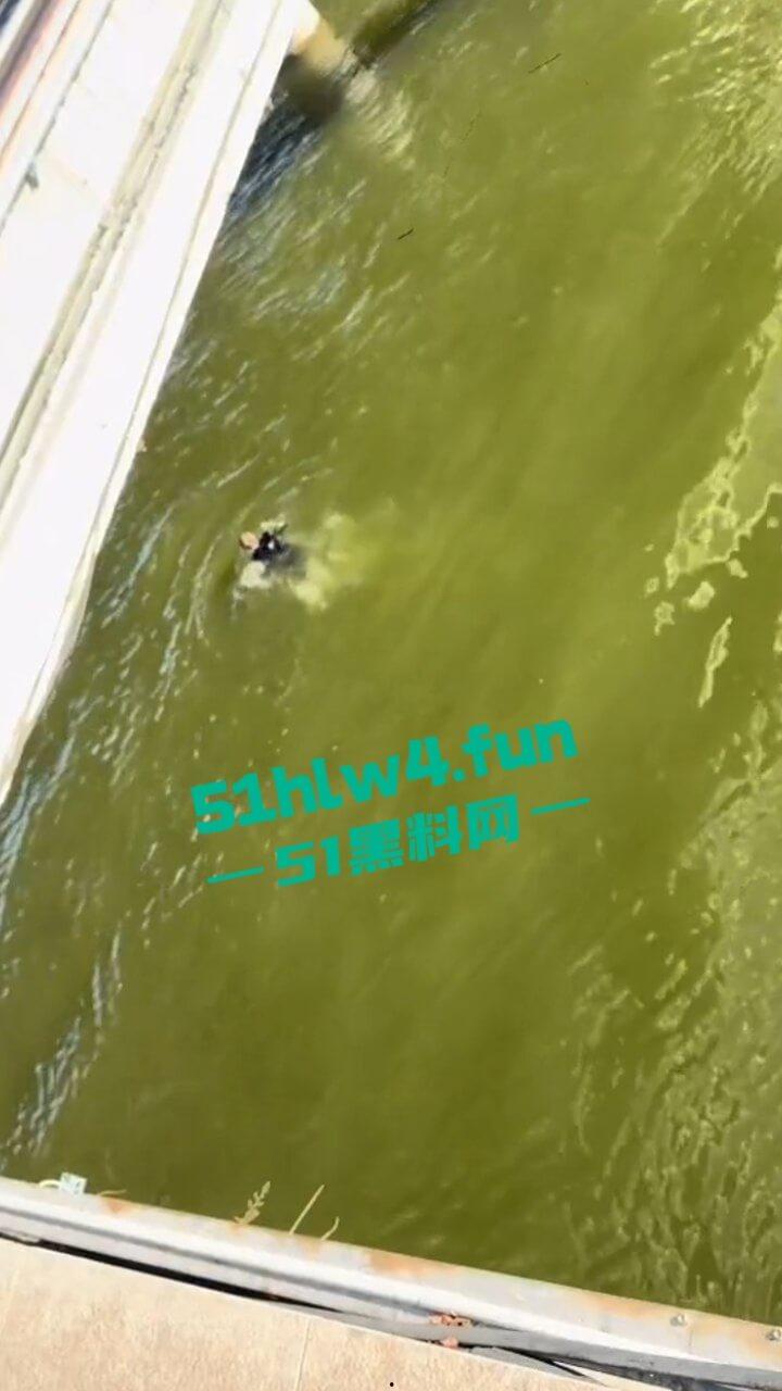 山东临沂跳桥事件，男子因分手想不开跳河自杀被英勇大叔救下，大叔跳下去那一刻真帅。-7