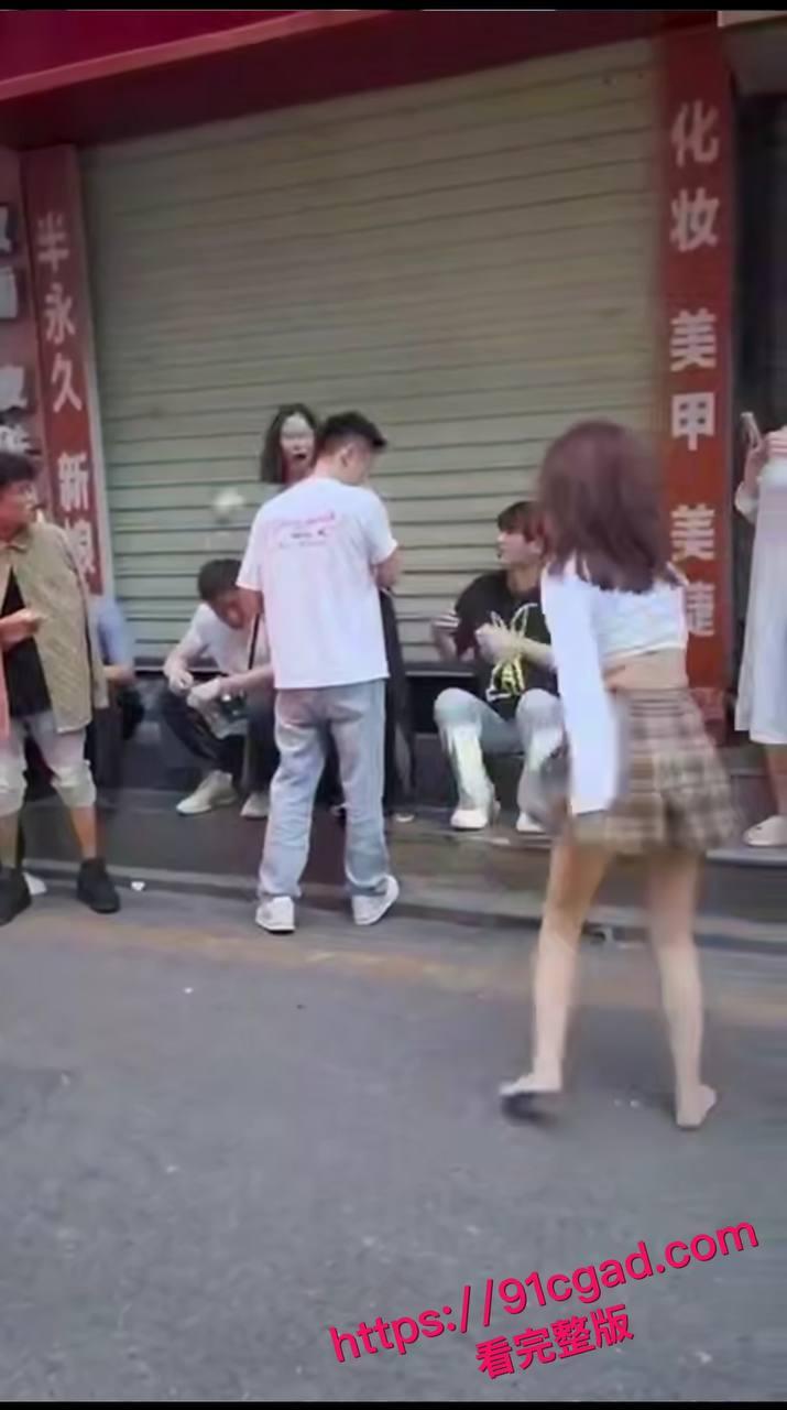 深圳街头惊现决斗场！偷情被抓两女大战，拖鞋飞踹揪头发混战全程高能-3