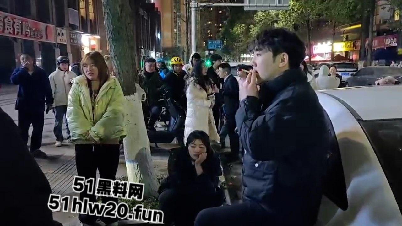 四川汉源骚妇密会情夫被老公当街抓现行，多次开房还被搞大肚子，真是太不要脸了！-3