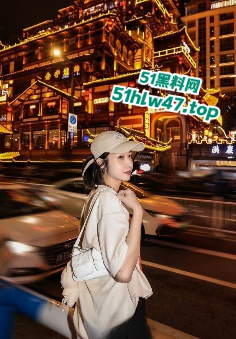 新加坡花店老板娘【Babeyiyi】身材超性感的女神竟偷情黑鬼，大黑屌各种抽插爆操视频流出。-10