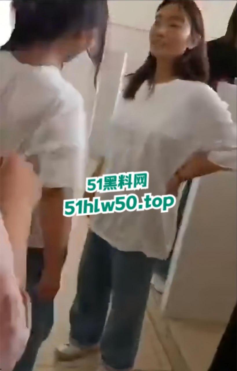 广西小太妹组团霸凌转校生，厕所围堵扇脸脚踹，只因女孩打不哭打得更狠，简单没人性！-4