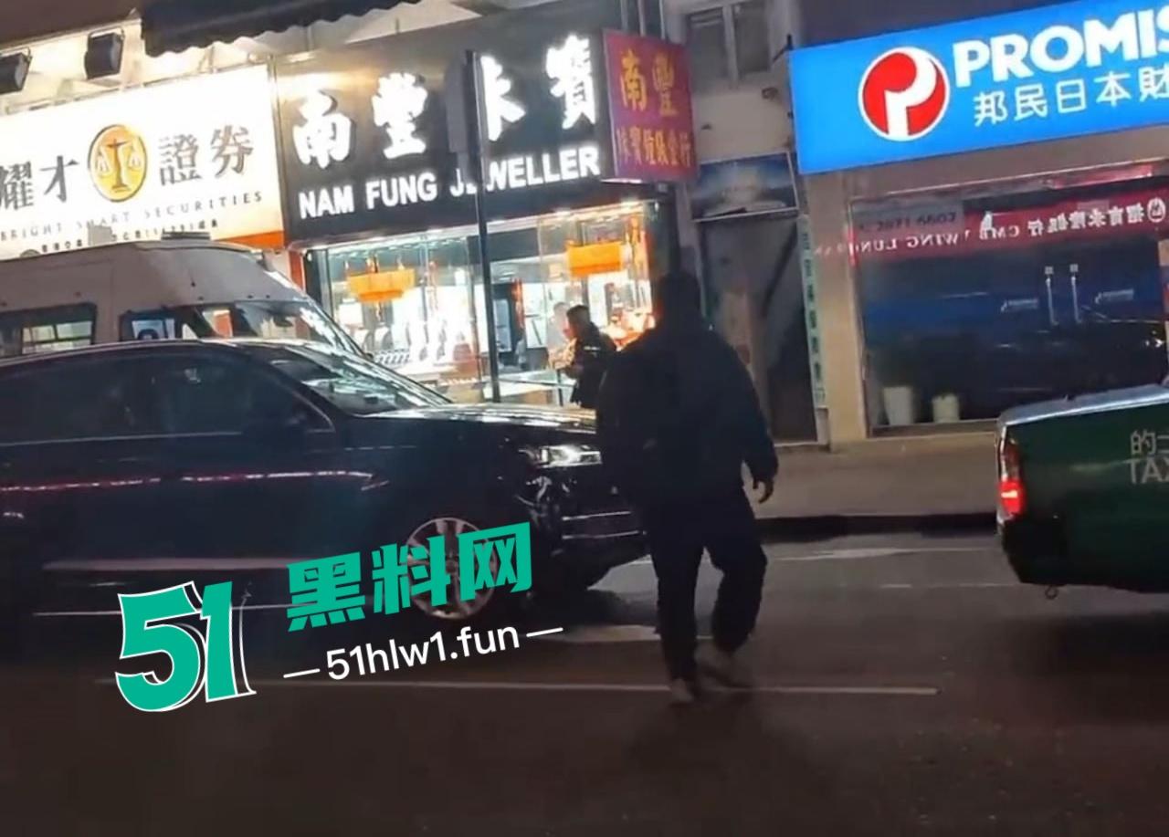 香港街头变抢金战场，4蒙面刀匪手持铁锤猛砸金铺，秒掳金饰驾车狂飙逃离，驾车消失得无影无踪！-1