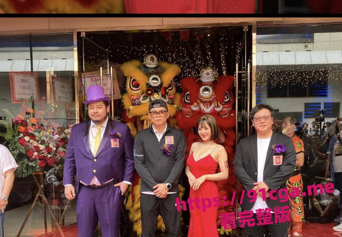 无数宅男的性启蒙老师苍井空 现身香港尖沙咀被众人围观 为夜总会站台！-4